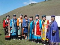 Взрослые участники фольклорного коллектива «Аялга» на Областном культурно-спортивном празднике «Сур – Харбан 2018» п. Бохан